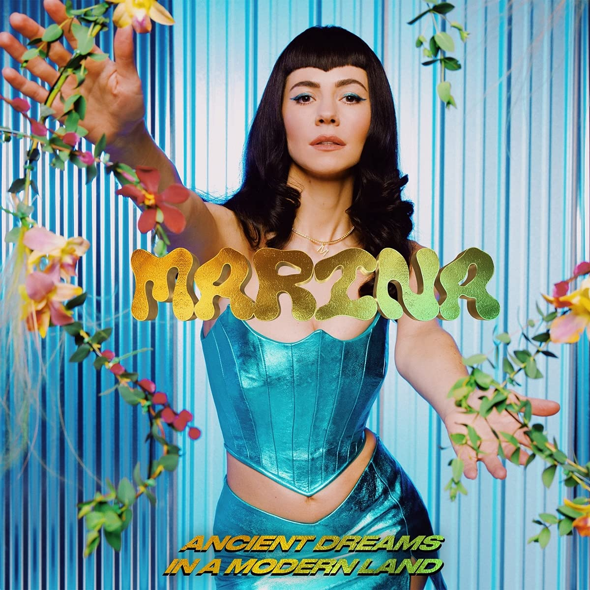 Marina album borító. Nő kék fűzőben, virágokkal és a 'MARINA' szöveggel sárgában.