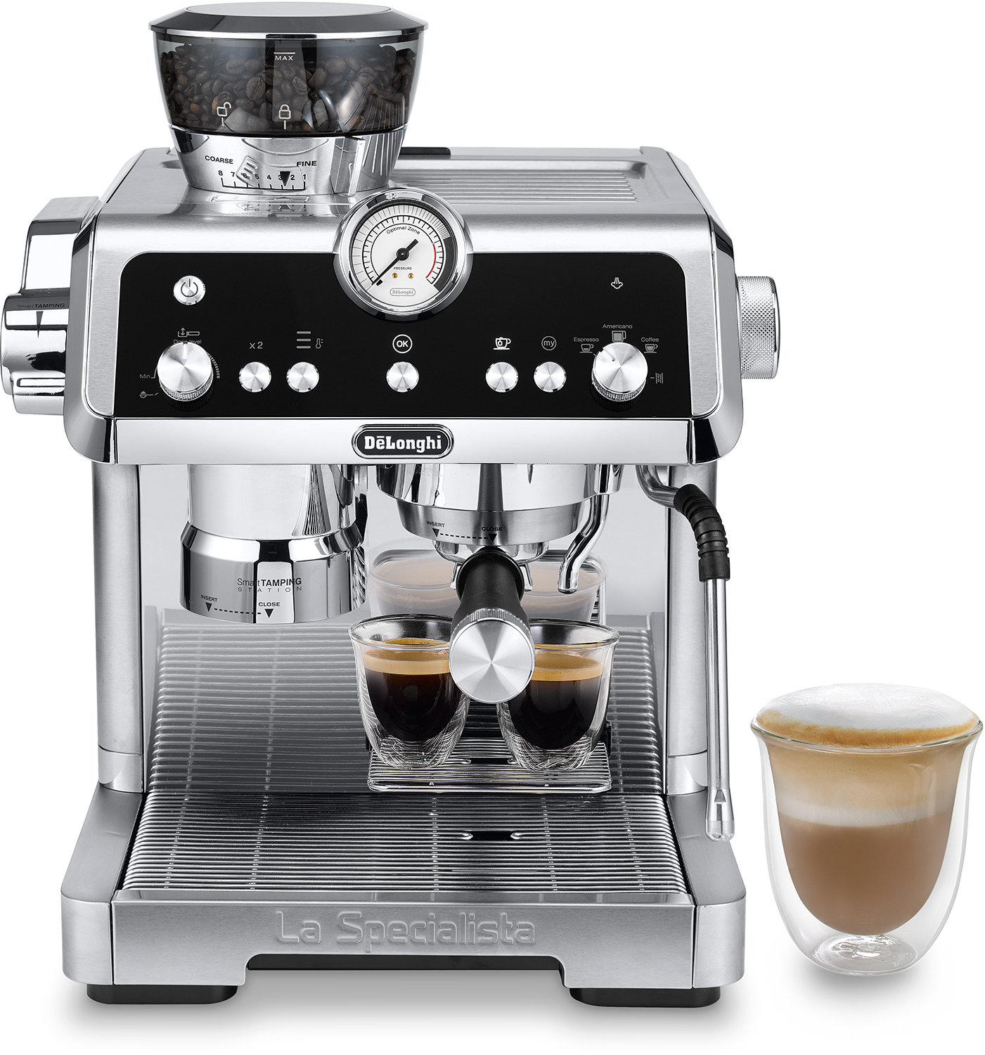 Espressomachine met twee shots espresso en een latte. De machine is zilver en chroom.