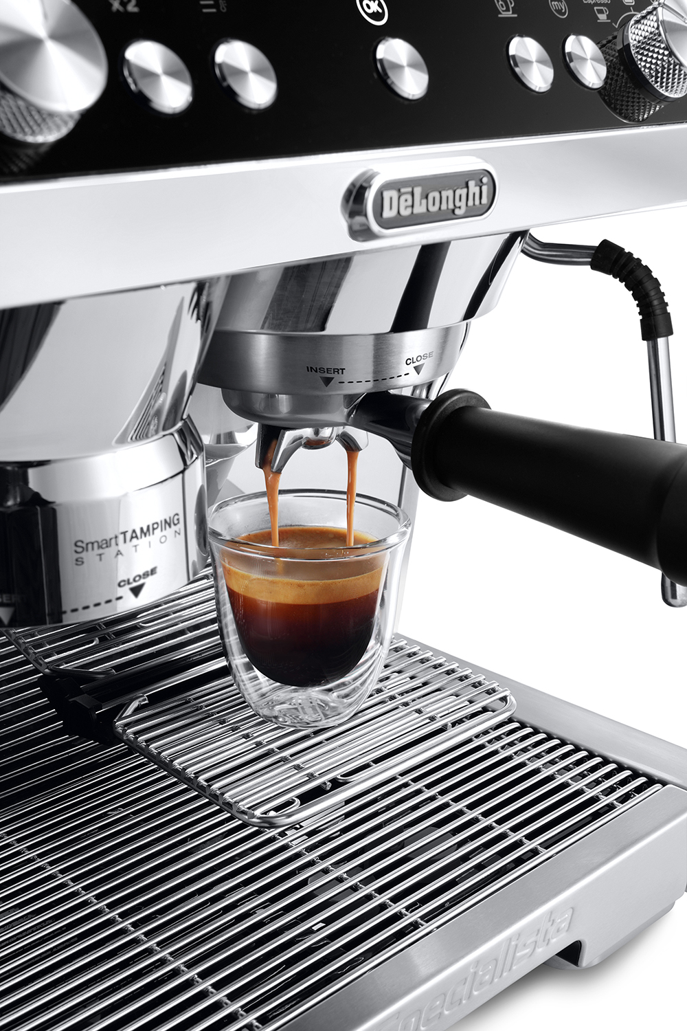 Een close-up van een espressomachine die koffie in een glazen kopje schenkt.