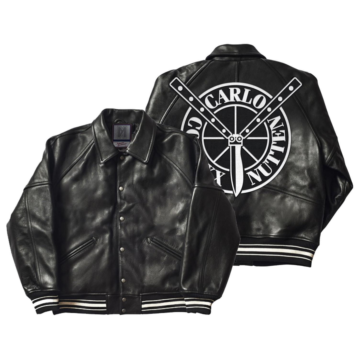 Schwarze Lederjacke mit weißen Streifen und einem Logo auf dem Rücken.