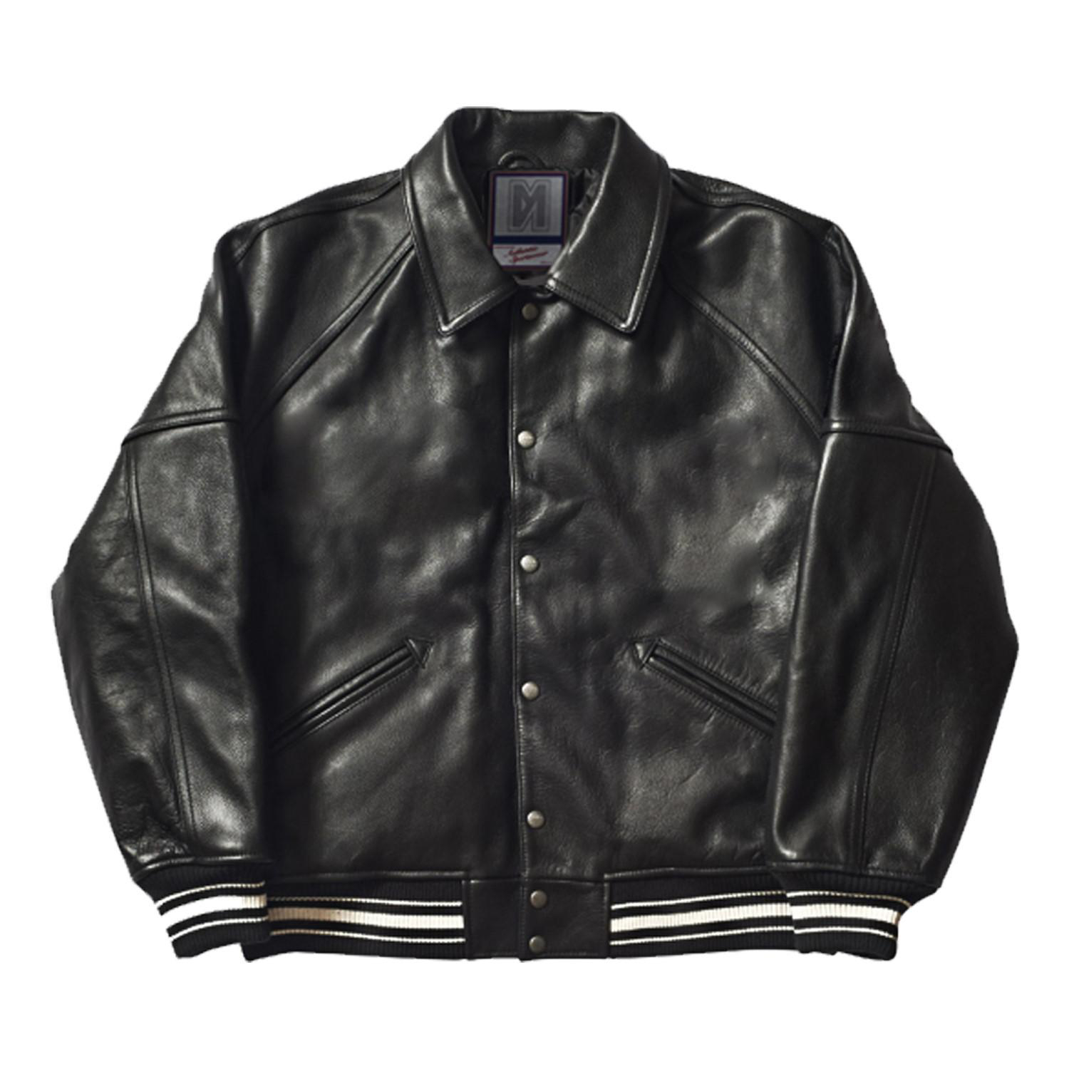 Schwarze Lederjacke mit Kragen, Knöpfen und weißen Streifen an den Manschetten.