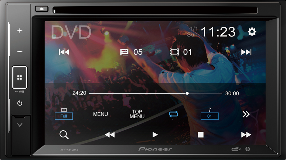 Schermo autoradio con controlli musicali. Mostra l'ora e la stazione radio. Pulsanti Menu e DVD.
