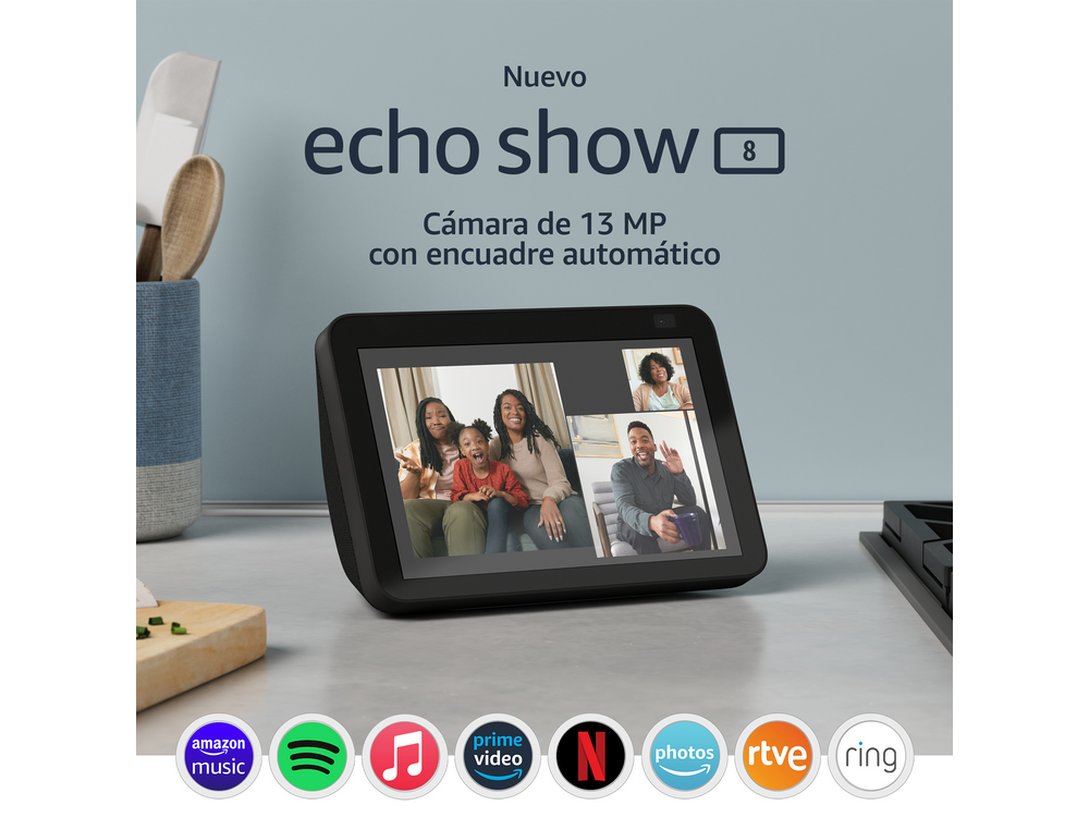 Un Echo Show 8 mostrando una videollamada con una familia. Otros iconos de aplicaciones son visibles en la parte inferior.