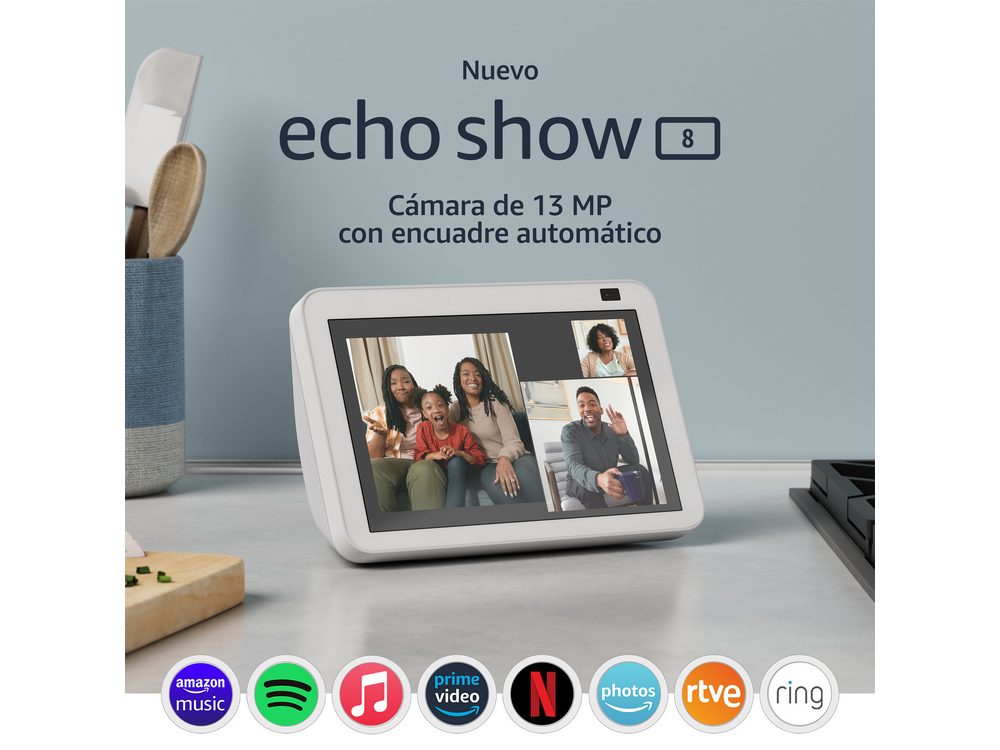 Un Amazon Echo Show 8. Muestra una videollamada con una familia. Los iconos están en la parte inferior.