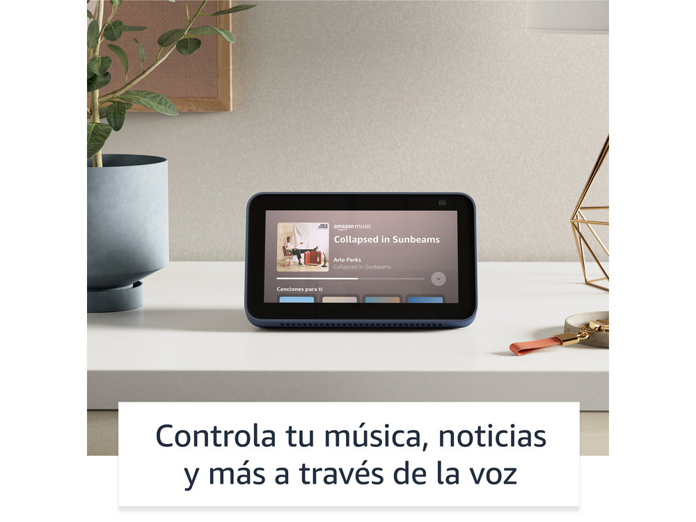 Dispositivo de hogar inteligente mostrando pantalla. Texto abajo: Controla tu música...