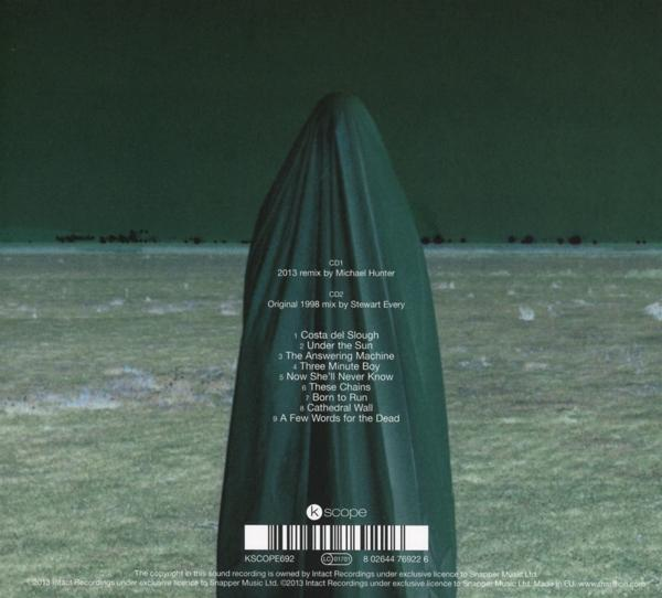CD-Rückseite mit Text, einer Kapuzenfigur und einem grünen Hintergrund.