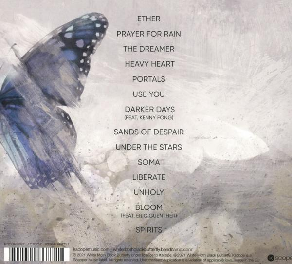 CD-Album-Rückseite mit Titelliste. Schmetterlingsbild. Weißer Hintergrund mit Text.