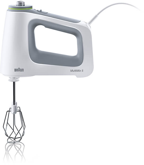 Een witte en grijze handmixer met een draadgarde-opzetstuk op een witte achtergrond.