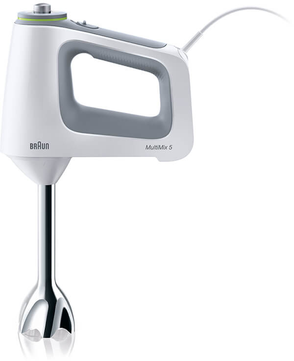 Een wit-grijze Braun MultiMix 5 staafmixer. De mixer staat op een witte achtergrond.