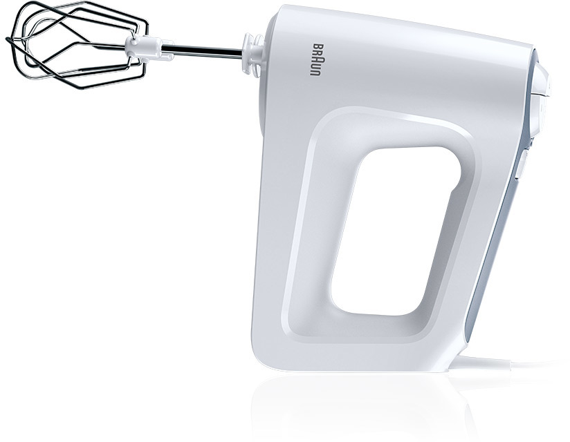Een witte handmixer met een chromen garde-opzetstuk. Het is een Braun-apparaat.