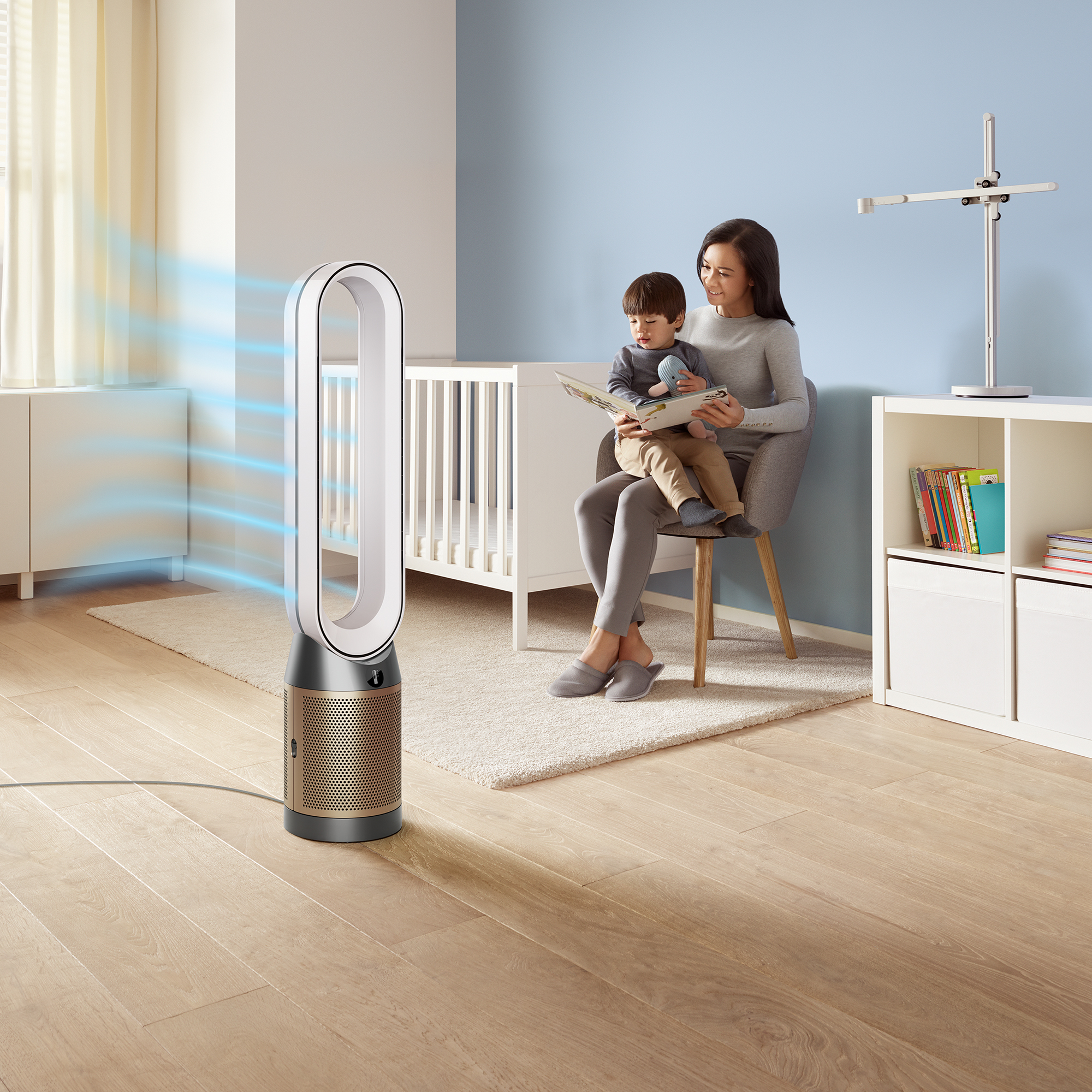 Ventilator met luchtstroom. Vrouw en kind in kamer. Witte, houten en blauwe accenten.