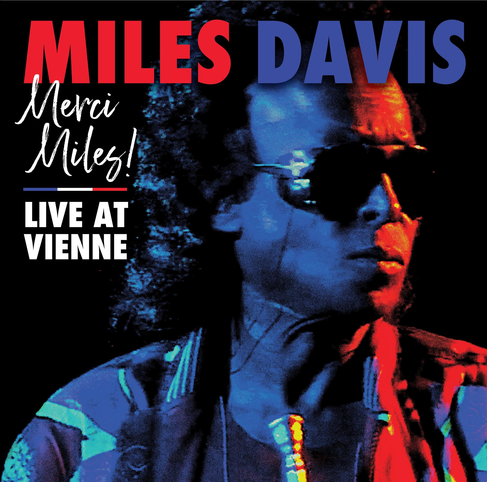 Album borító: Miles Davis napszemüvegben, piros és kék tónusok, 'Miles Davis' és 'Merci Miles! Live at Vienne' felirat.