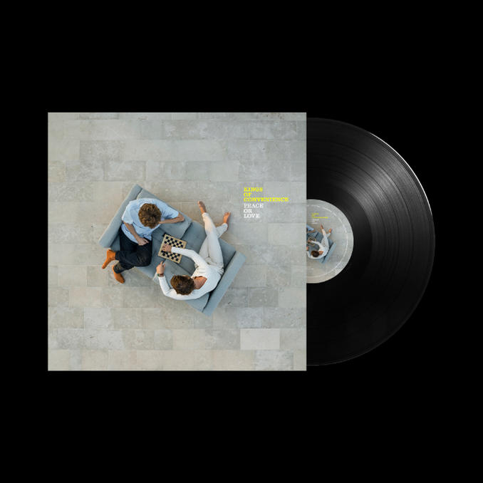 Vogelperspektive einer Schallplatte und ihrem Cover mit zwei Personen, die ein Brettspiel spielen.