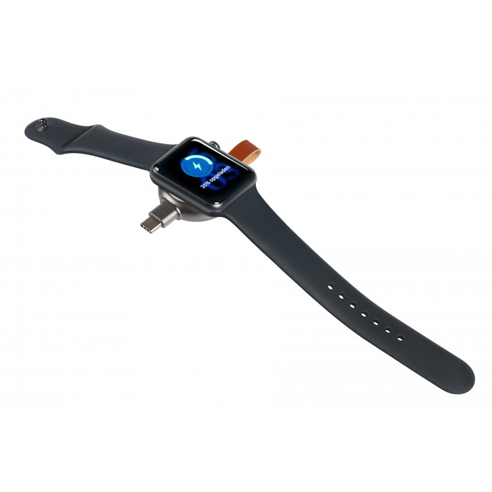 Apple Watch lädt auf einem Ständer, schwarzes Armband, weißer Hintergrund.