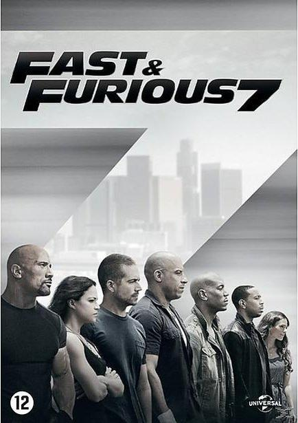 Filmposter voor "Fast & Furious 7" met hoofdrolspelers in een rij, stadsachtergrond.