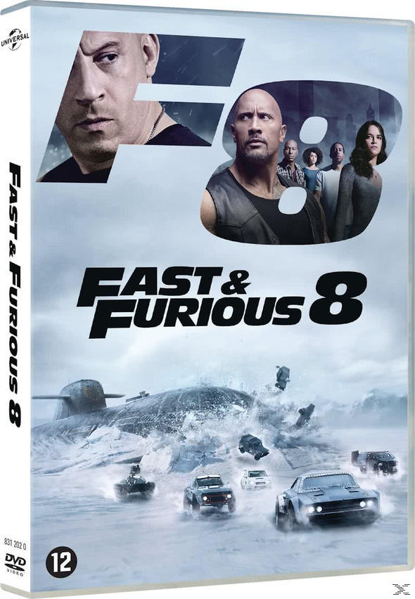 Fast & Furious 8 DVD-hoes met Vin Diesel en The Rock. Auto's racen naar een onderzeeër in het water.