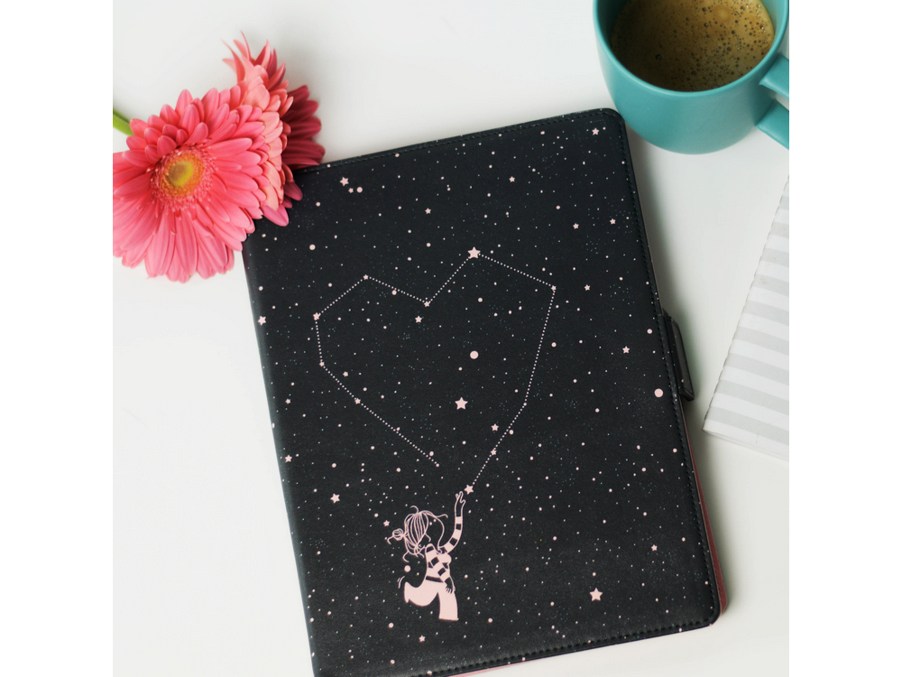 Cuaderno con diseño de corazón estrellado, flor rosa y una taza turquesa.