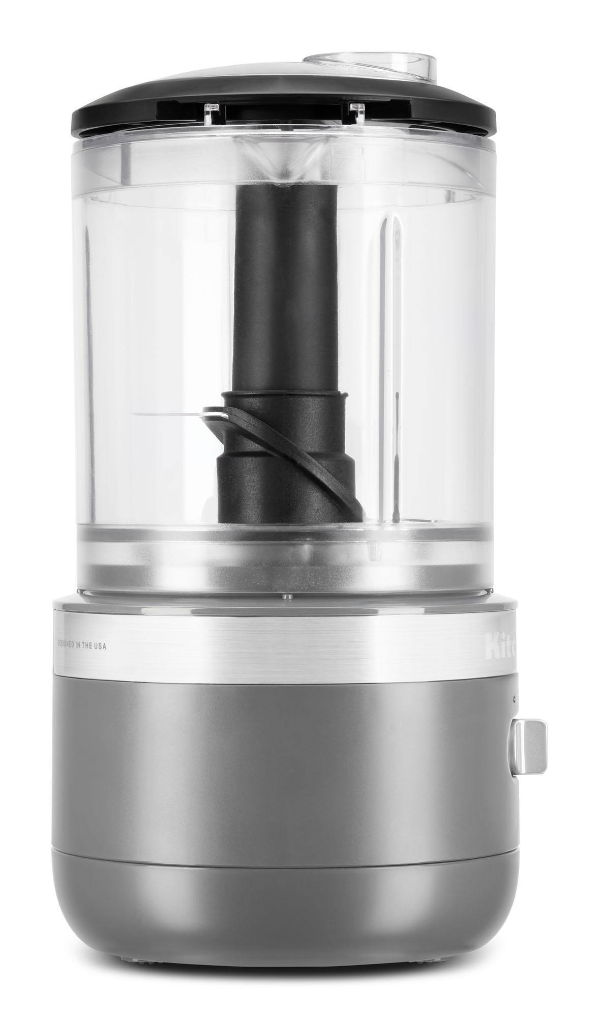 Ein KitchenAid-Zerkleinerer steht vor weißem Hintergrund.