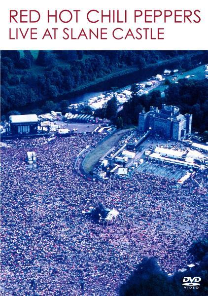 DVD-Cover von Red Hot Chili Peppers live im Slane Castle. Eine große Menschenmenge ist zu sehen.