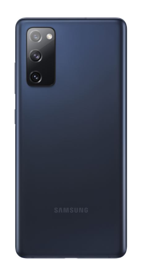 Mavi bir Samsung Galaxy S20 FE akıllı telefonun arkası.