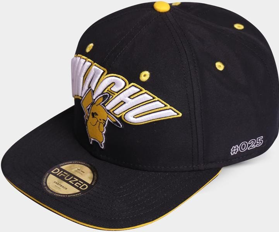 Casquette Pikachu noire avec accents jaunes. Logo Pikachu en blanc et jaune. Fond blanc.