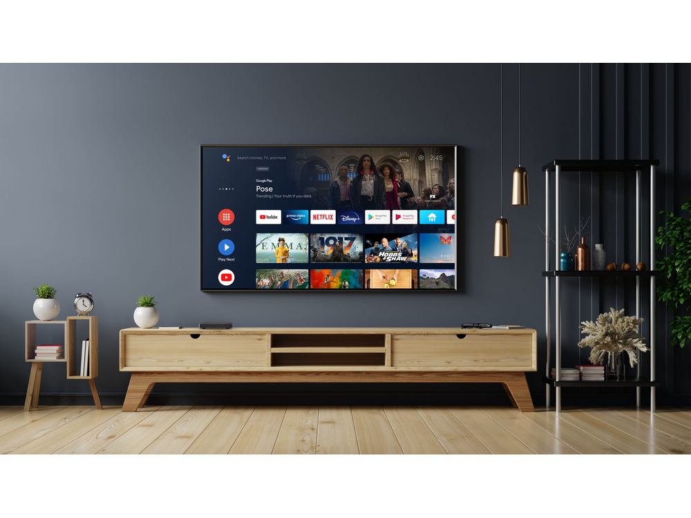 TV en soporte de madera. Iconos de aplicaciones en pantalla. Estante a la derecha.