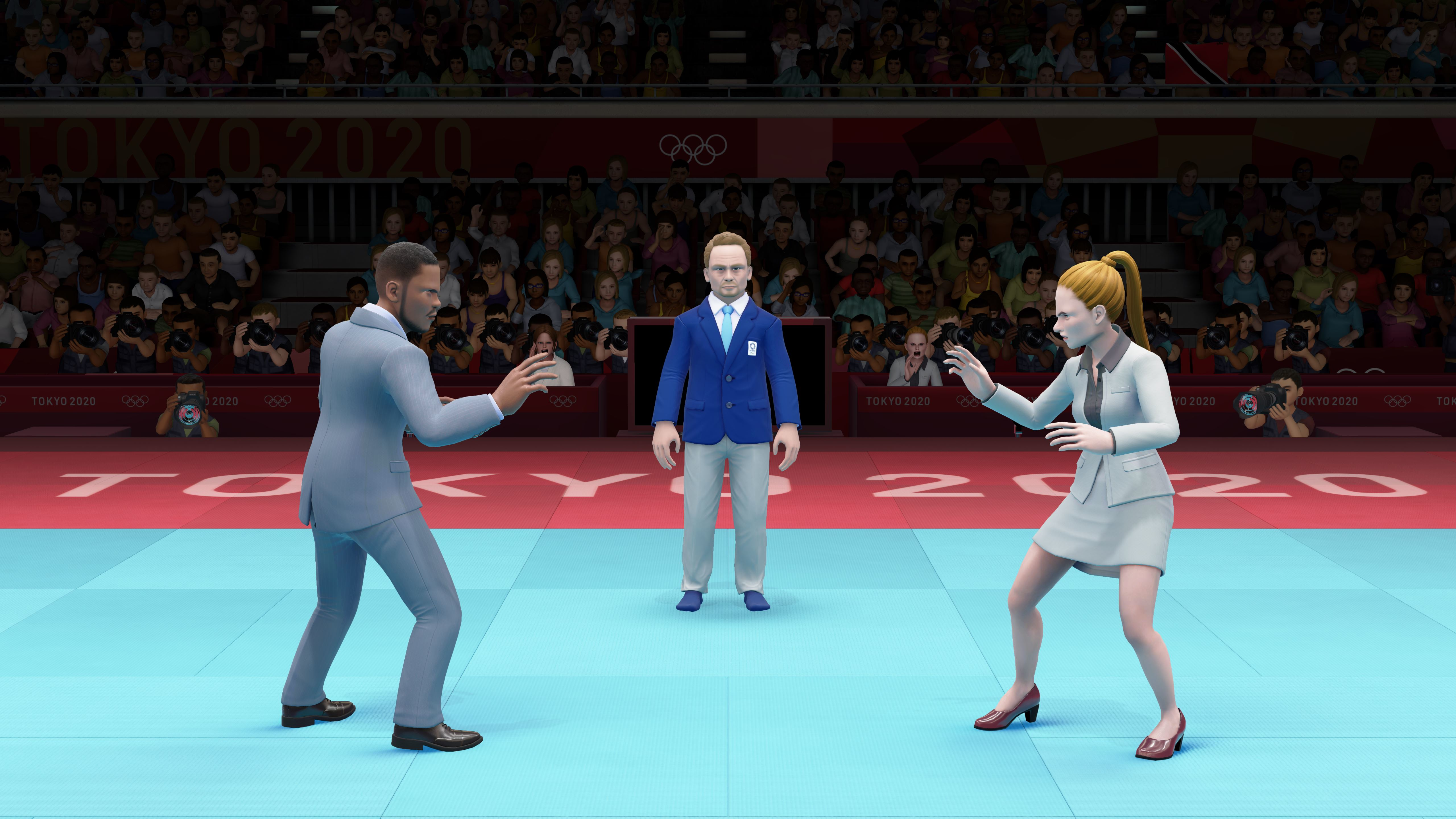 Tre persone in tenuta da judo in un'arena di judo. Si affrontano. Logo olimpico di Tokyo 2020.