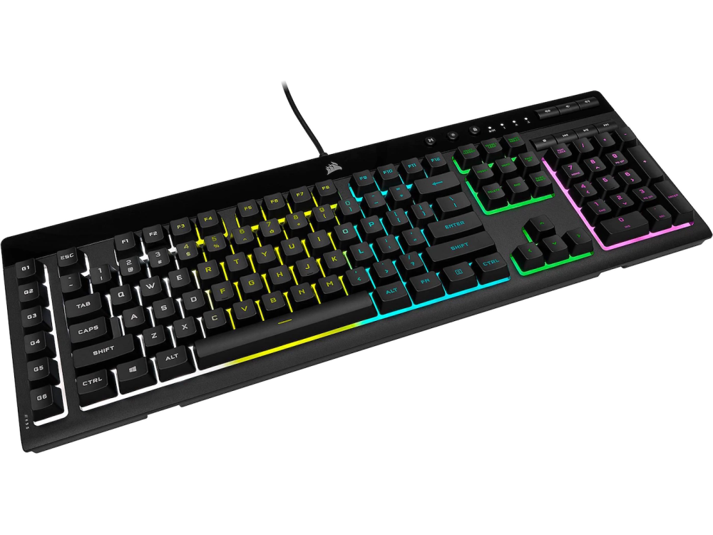 Un teclado Corsair negro con luces de colores.