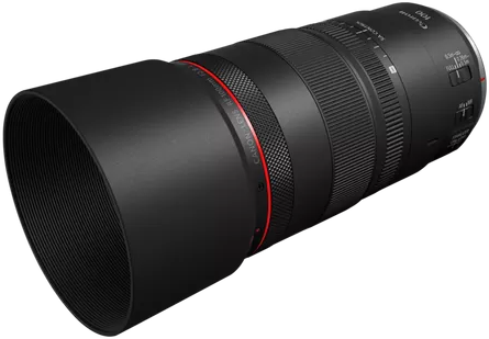 Schwarzes Canon-Objektiv mit Gegenlichtblende. Rote Akzente. Winkelaufnahme auf dunklem Hintergrund.