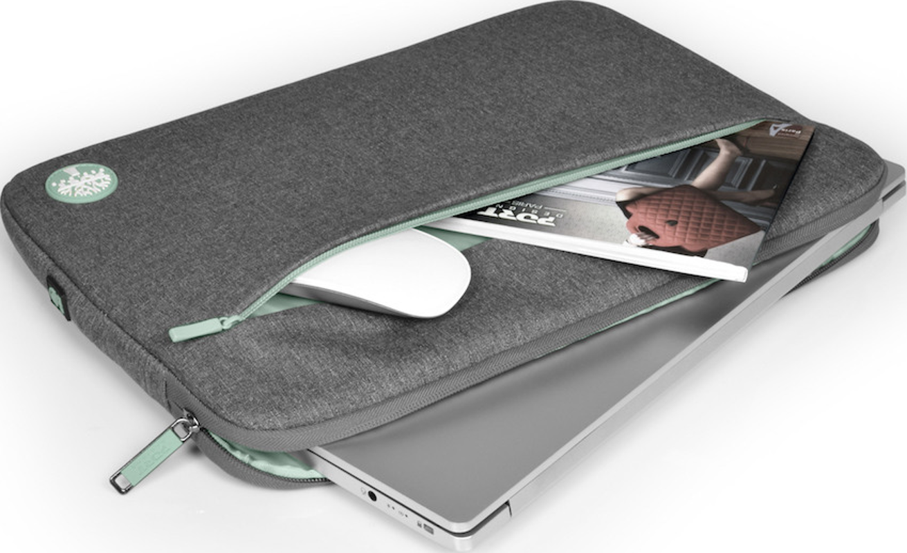 Graue Laptoptasche mit weißer Maus, geöffnet mit Laptop darin.