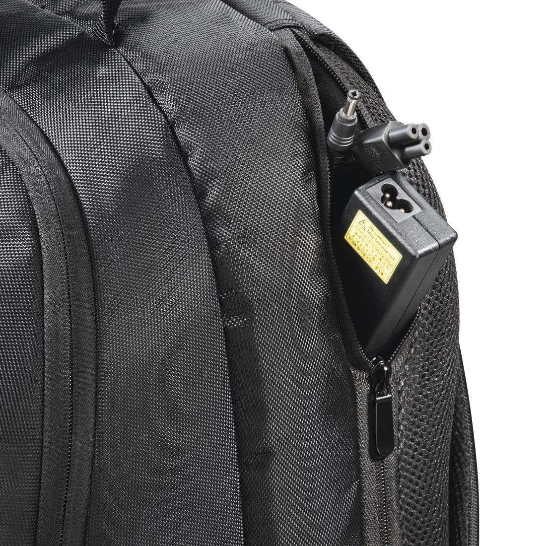 Schwarzer Rucksack mit Ladegerät und Kabel in der Seitentasche.