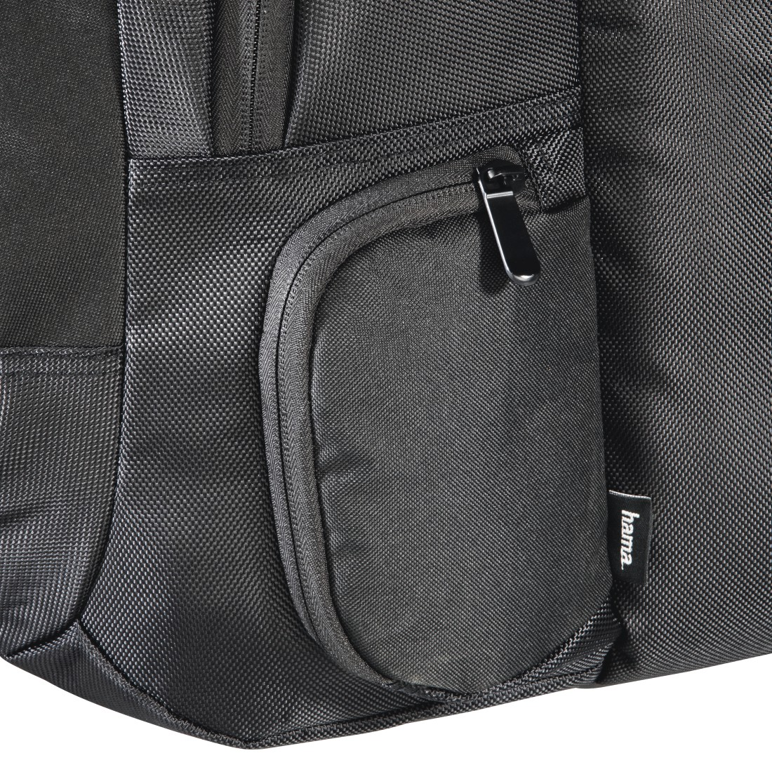 Nahaufnahme eines schwarzen Rucksacks mit einer kleinen Reißverschlusstasche.