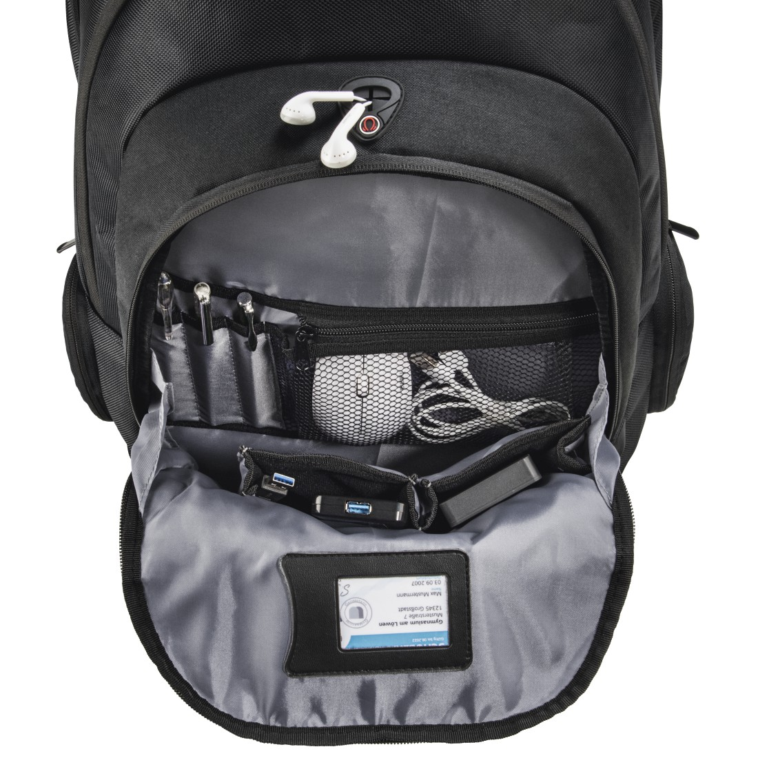 Offener schwarzer Rucksack, Innenraum sichtbar. Stifte, USB-Hub, Maus und Kopfhörer. Graues Futter.