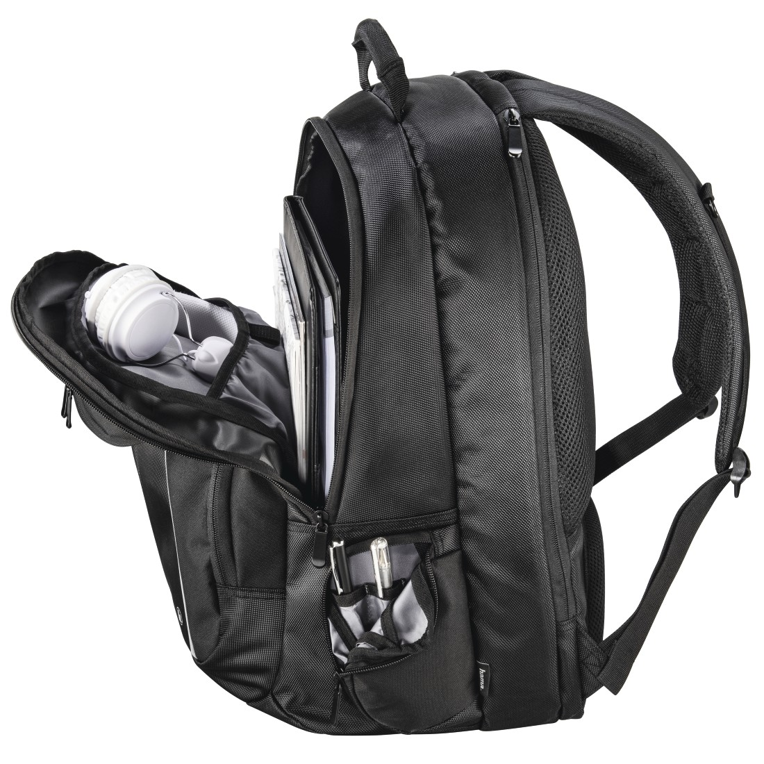 Schwarzer Rucksack mit offenen Fächern, einschließlich Laptop und Stiften.
