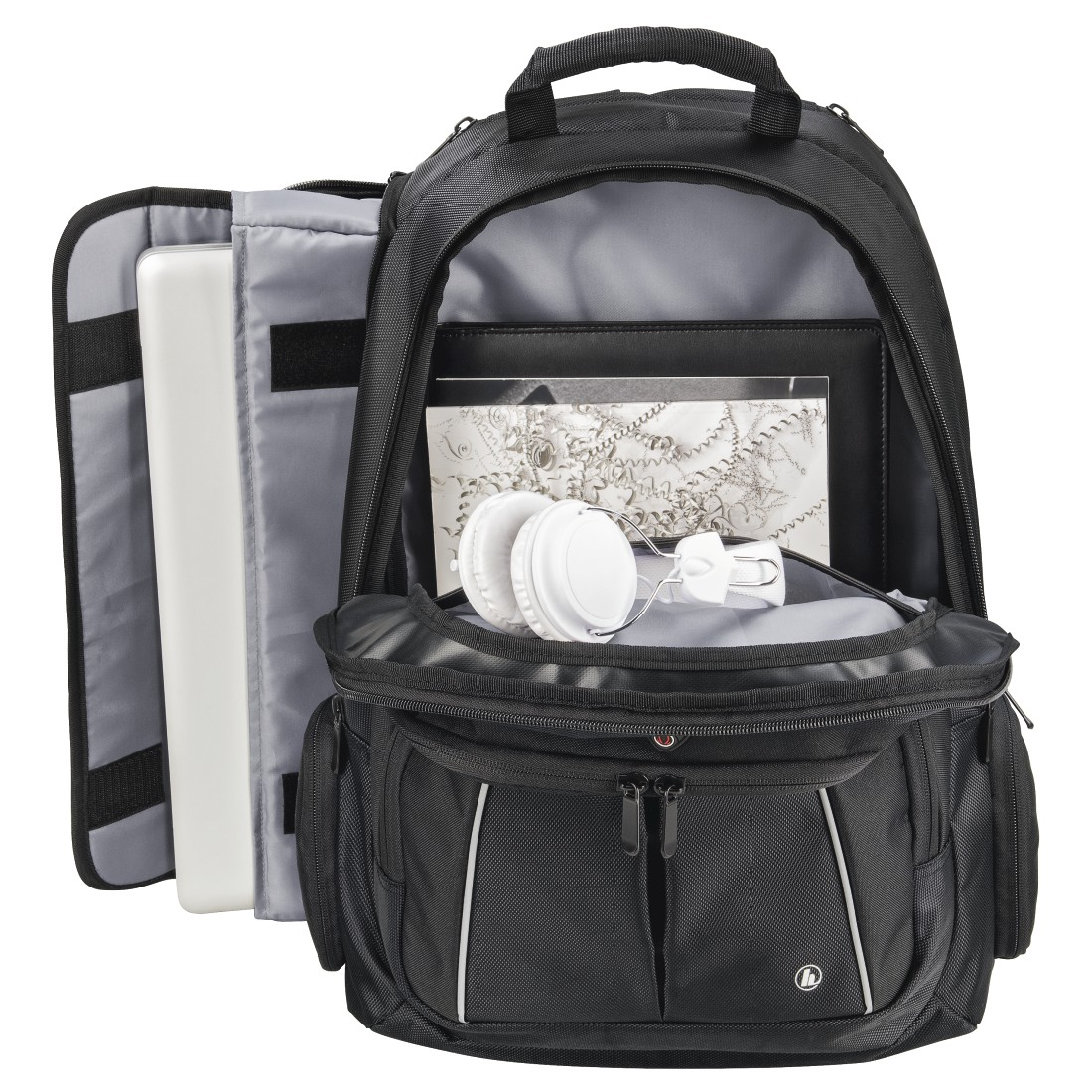 Offener schwarzer Rucksack mit Laptop, Kopfhörern und Notizbuch.