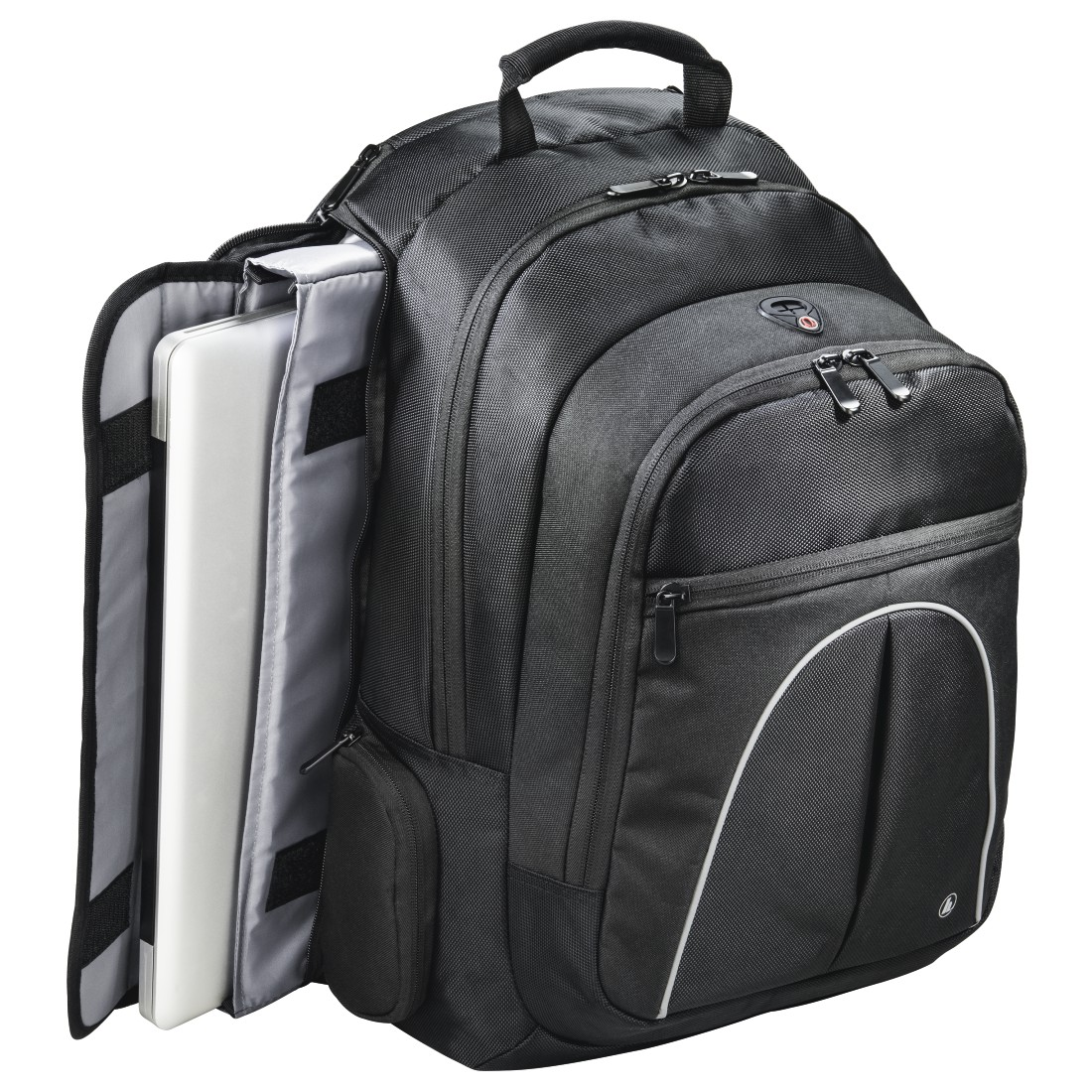Schwarzer Rucksack mit offenem Fach, das einen Laptop zeigt. Mit mehreren Taschen und Reißverschlüssen.
