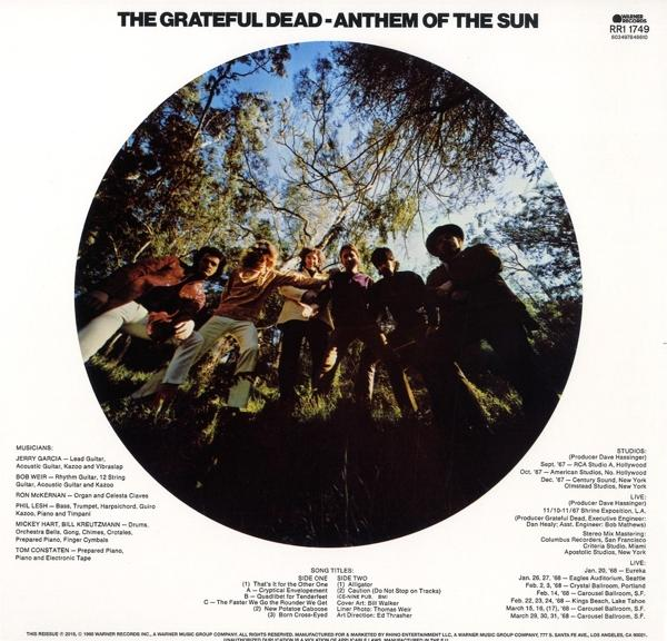 A Grateful Dead album borítója a zenekart egy fa körben mutatja. A szöveg tartalmazza a zenekar tagjait és a dalok címeit.