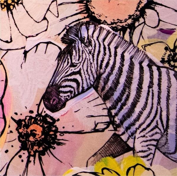 Zebrakop met zwart-witte strepen op een bloemenachtergrond.