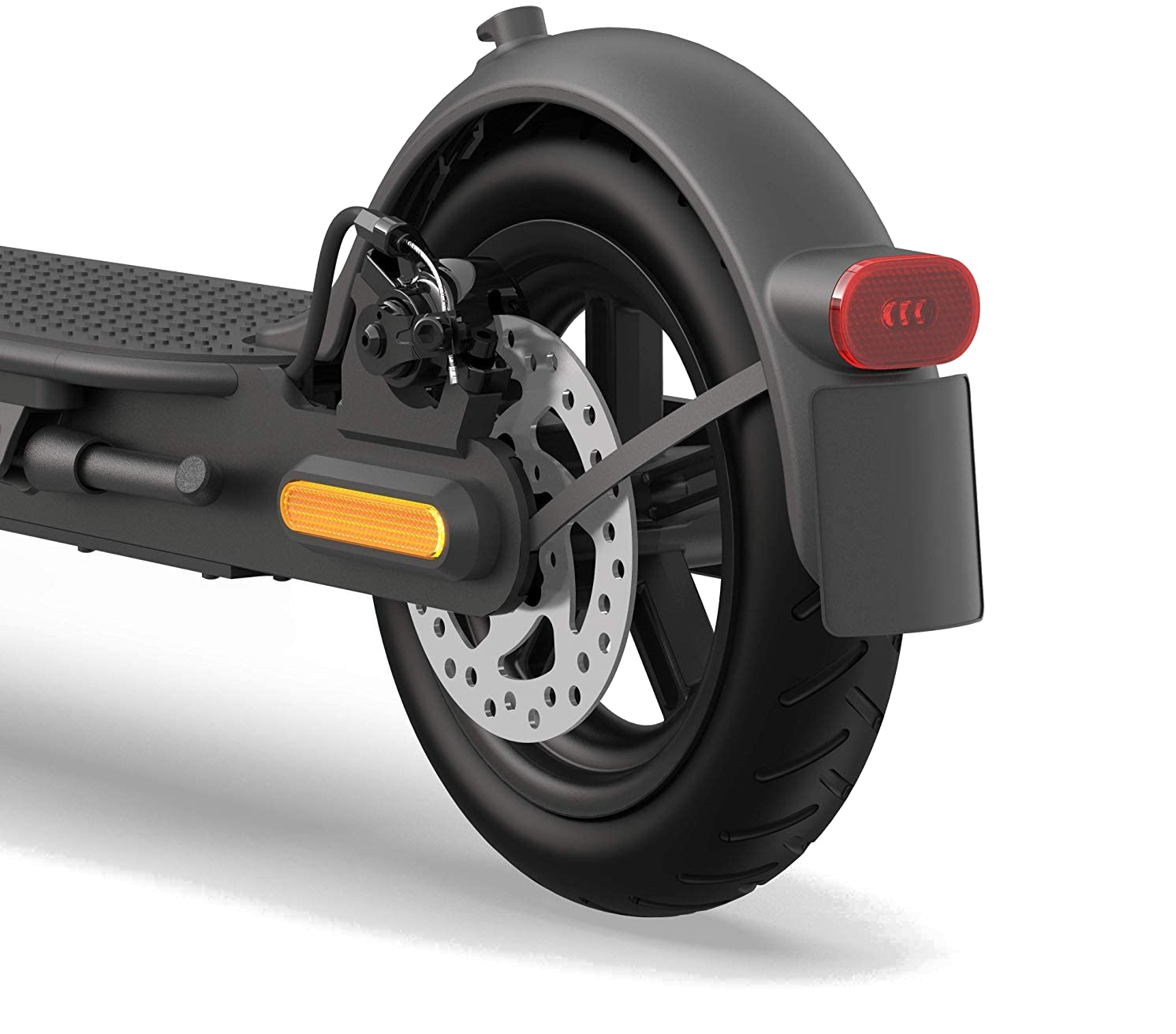Elektrikli scooter'ın arka tekerleğinin yakın çekimi, lastiği, disk freni ve arka lambayı gösteriyor.