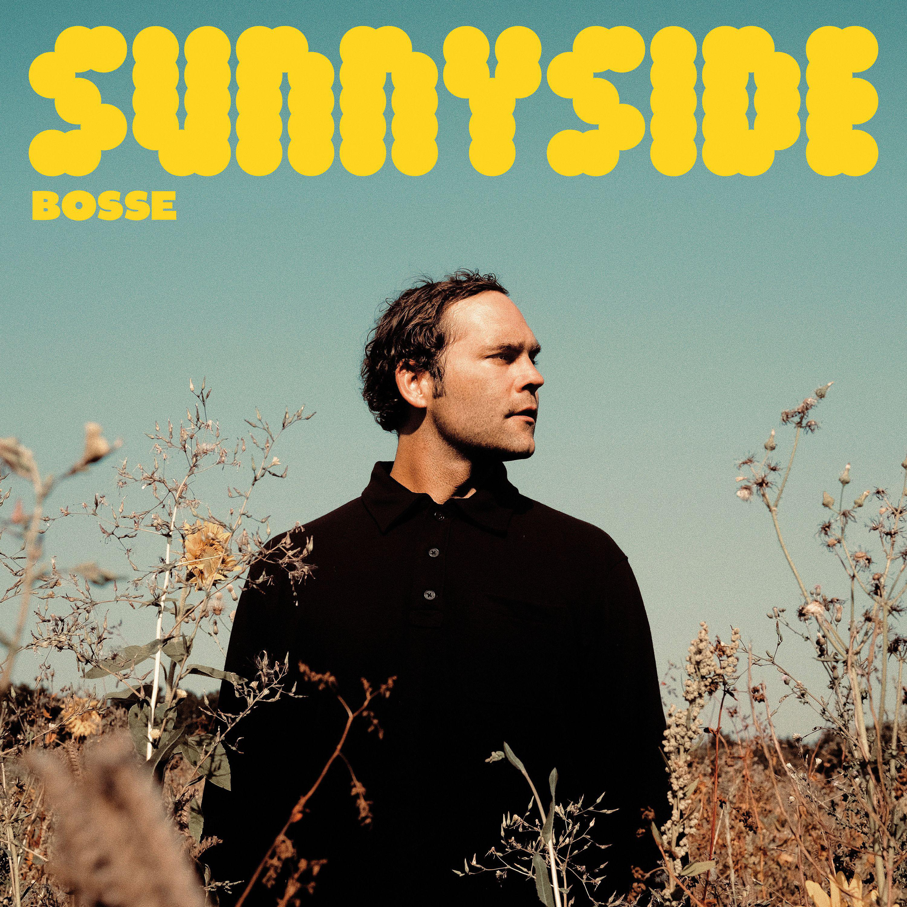 Albumcover: Mann in schwarzem Hemd im Feld, Text 'Sunnyside' von Bosse.