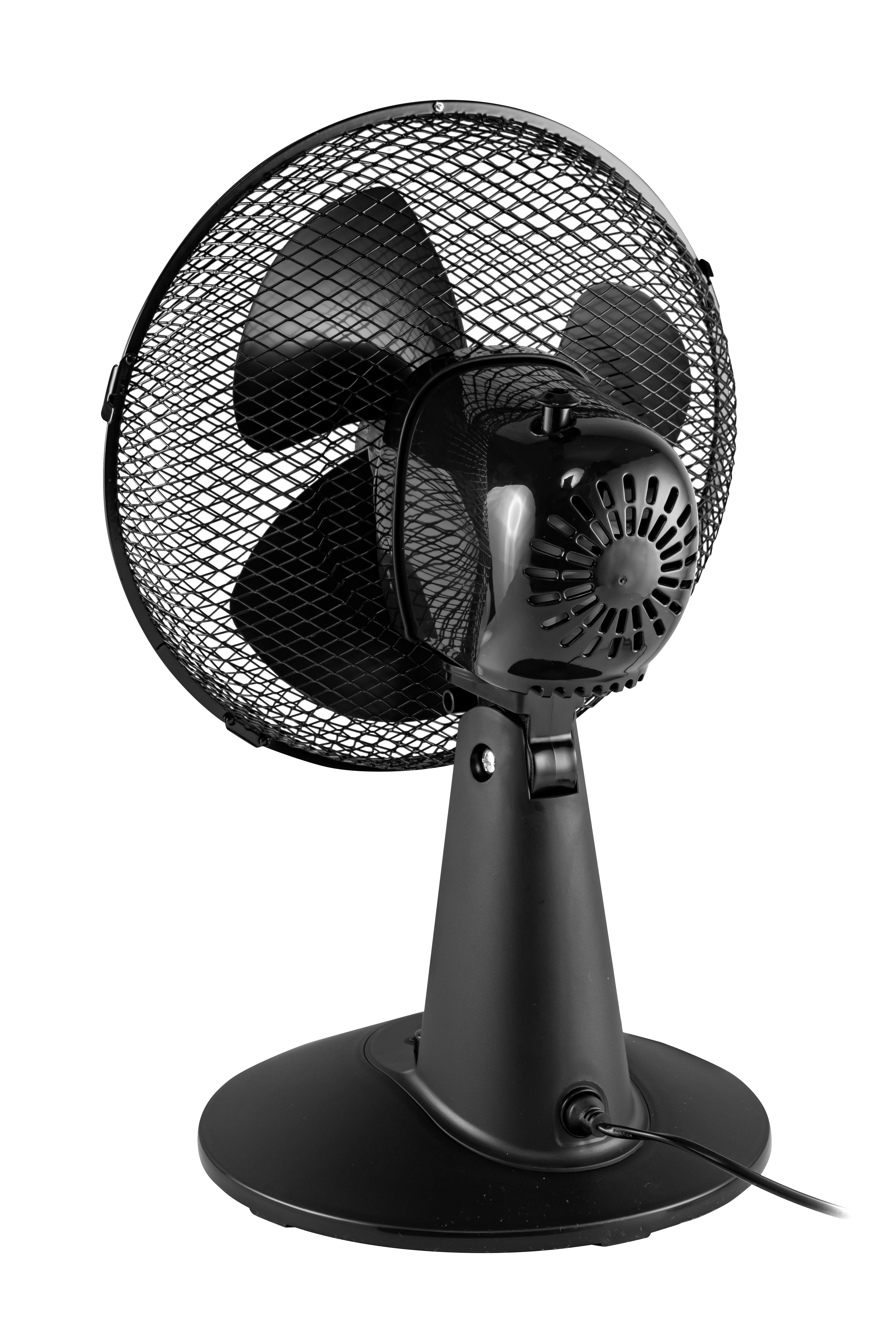 Ein schwarzer Tischventilator mit Metallschutzgitter und drei Rotorblättern.