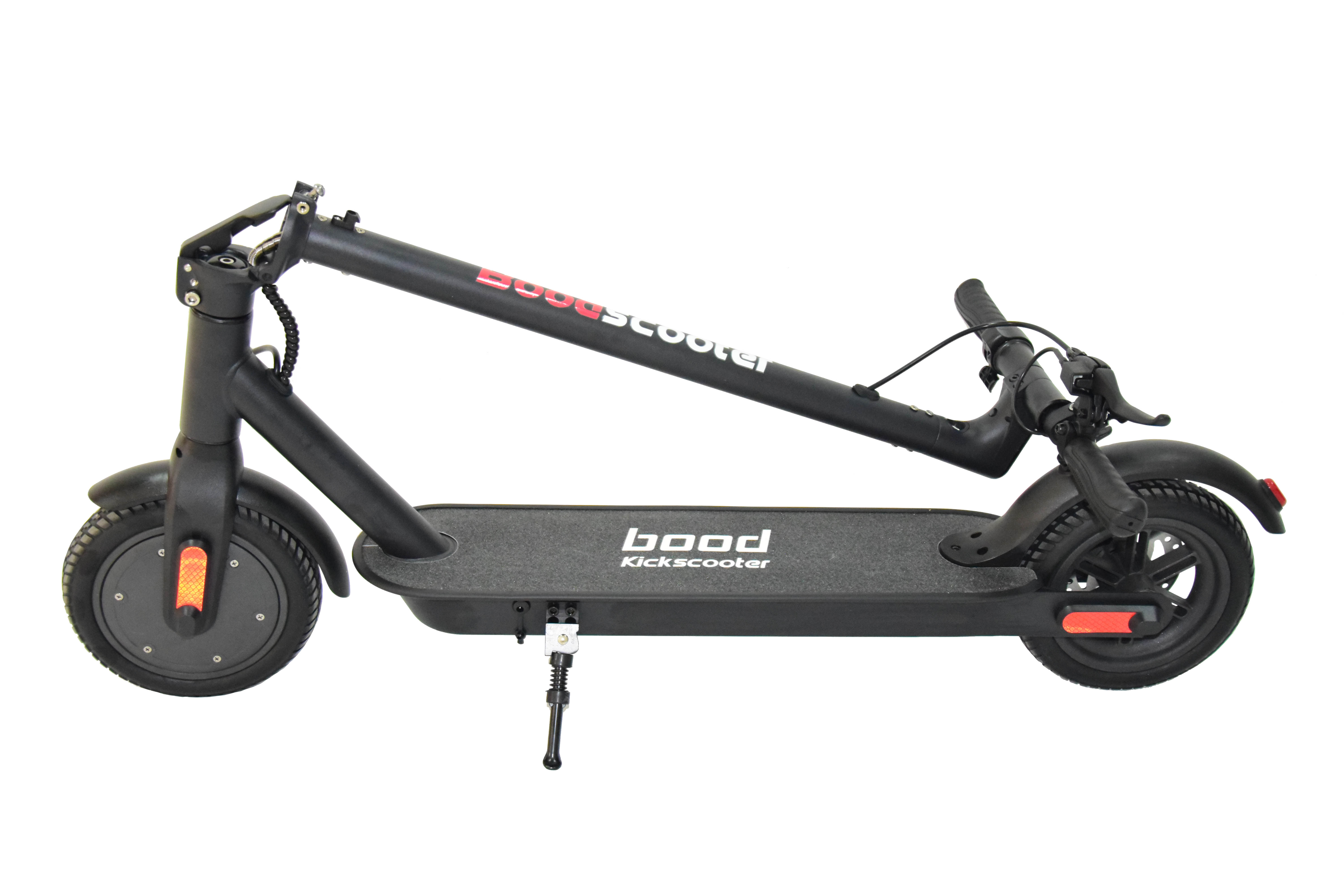 Siyah elektrikli scooter. Scooter katlanmış durumda. Bir ayak dayanağı ve bir arka lambası var.