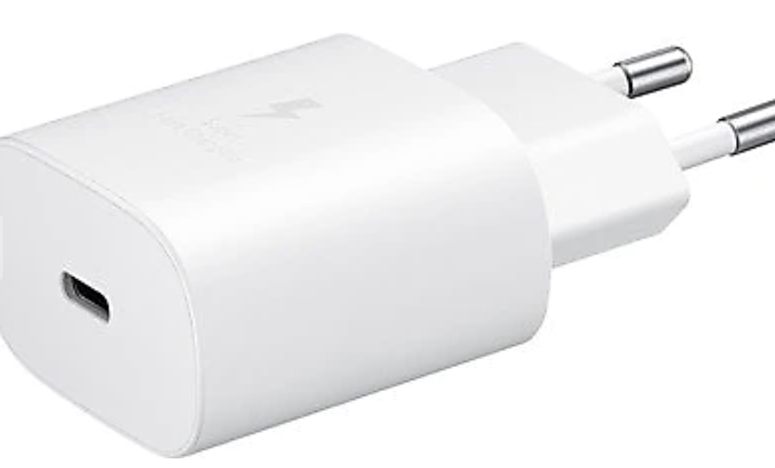 USB-C bağlantı noktası ve uçları olan beyaz Samsung şarj cihazı.