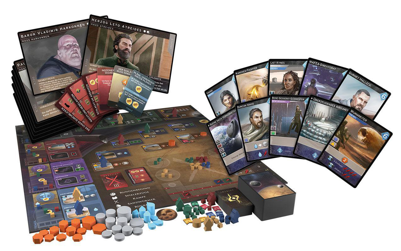 Dune-Brettspiel mit Karten, Spielsteinen und Spielbrett auf weißer Oberfläche.