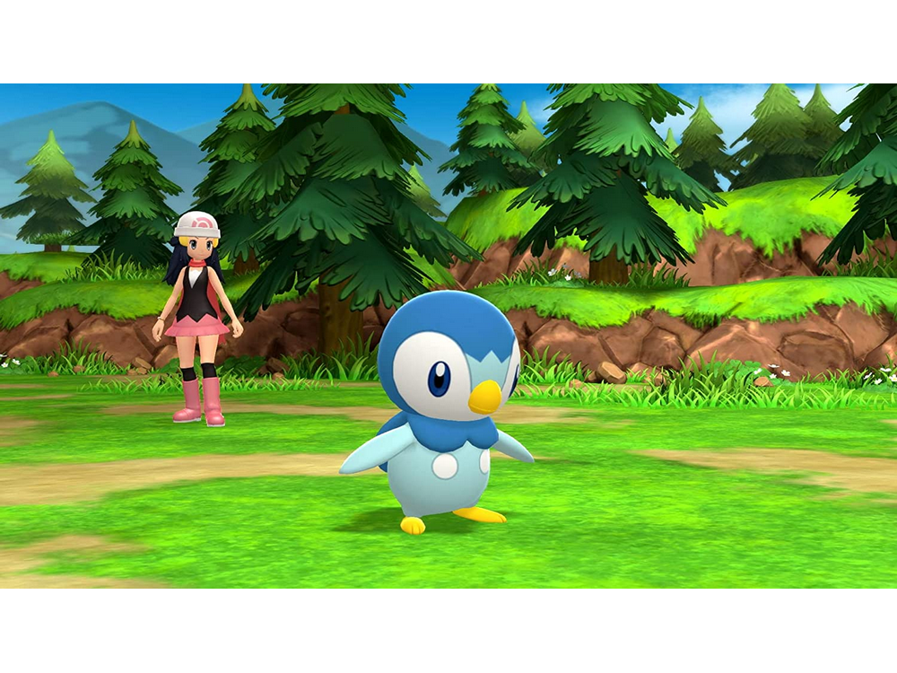 Piplup, un Pokémon azul con forma de pingüino, está sobre hierba. Una mujer de rosa y blanco está al fondo.
