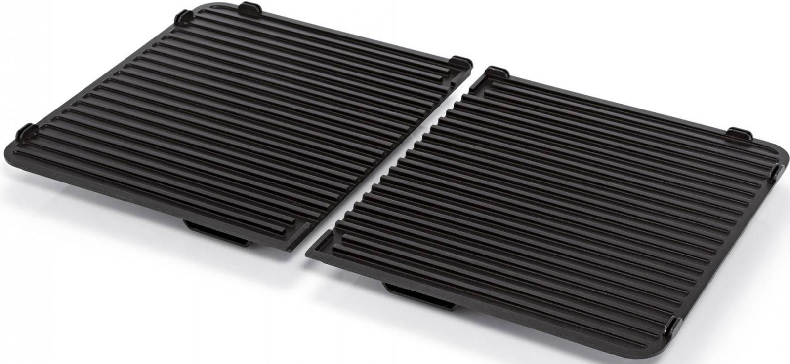 Deux plaques de gril noires et striées. Elles sont rectangulaires, avec des rainures parallèles pour griller les aliments.