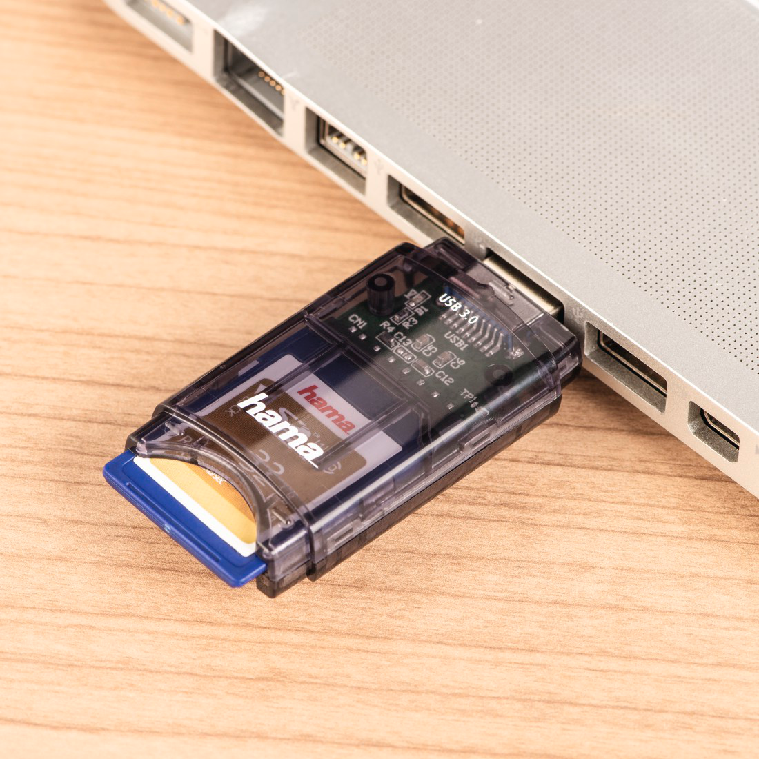 Ein Kartenleser mit eingelegter Speicherkarte ist an einen Laptop angeschlossen.