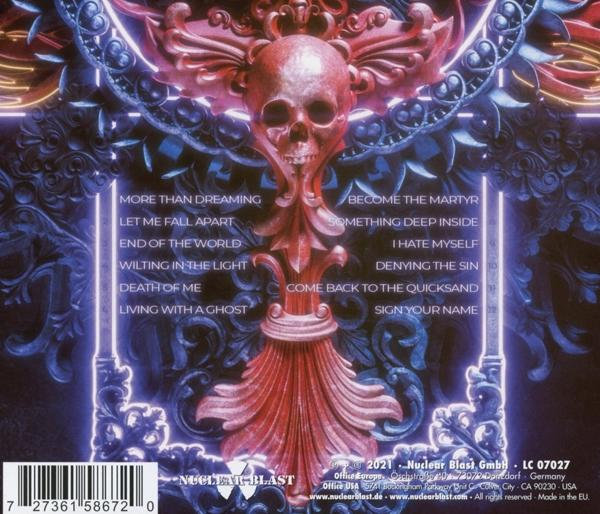 Ein CD-Cover mit einem Totenkopf-Design mit einem Kreuz und Text der Album-Trackliste.