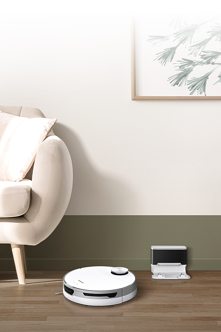 Un aspirateur robot blanc et noir et sa station de charge.