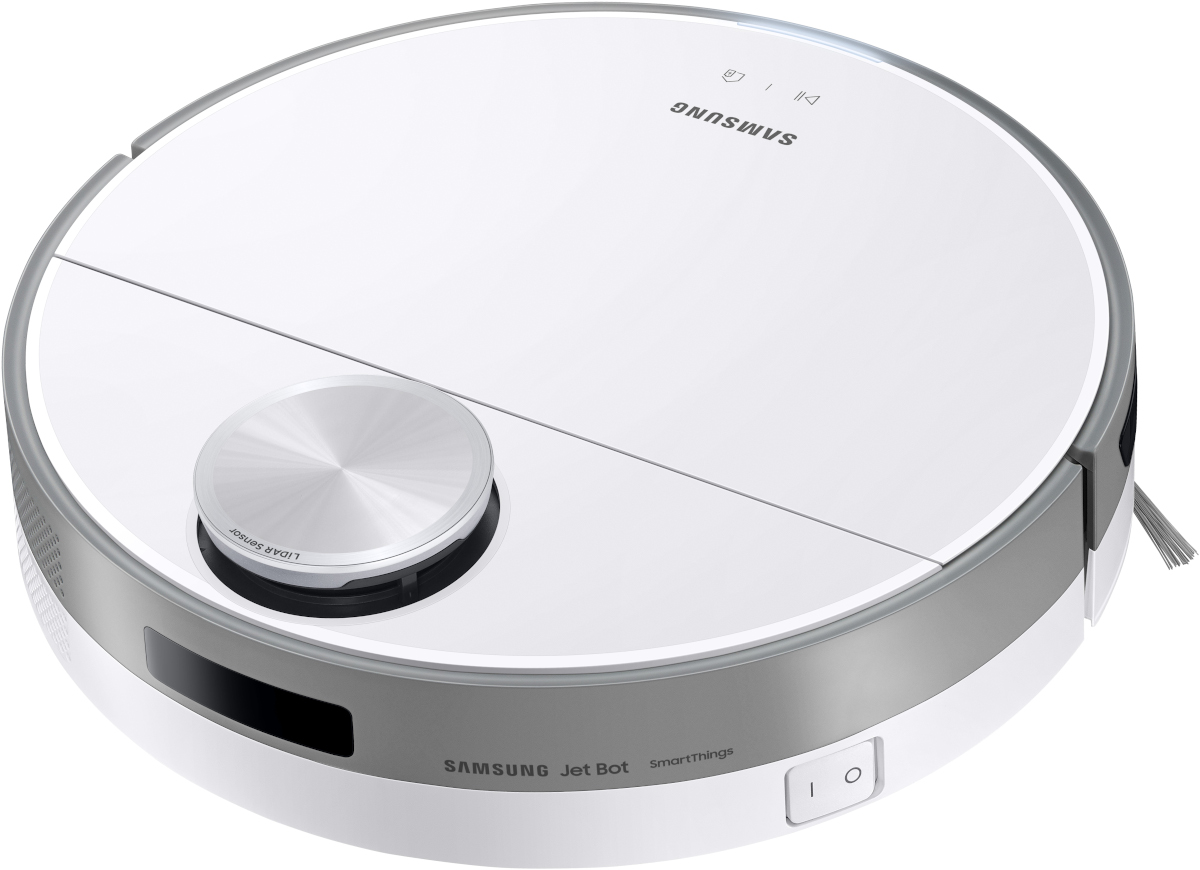 Un aspirateur robot Samsung Jet Bot blanc. Il a un dessus argenté et un panneau avant noir.